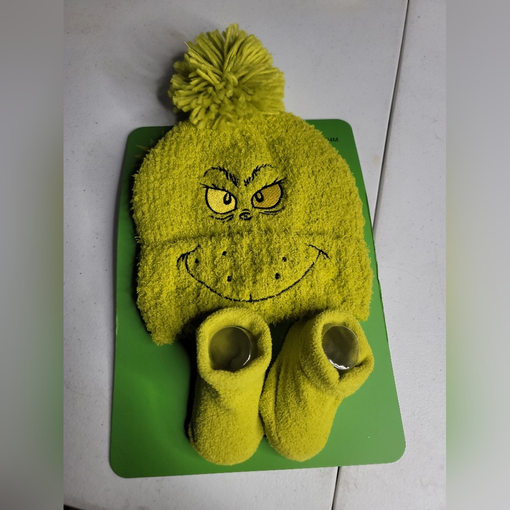 THE GRINCH BABY HAT AND SOCKS 12-24M G8